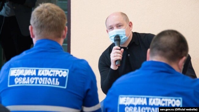 Врио российского губернатора Севастополя Михаил Развожаев на встрече с сотрудниками «скорой помощи», 20 мая 2020 года