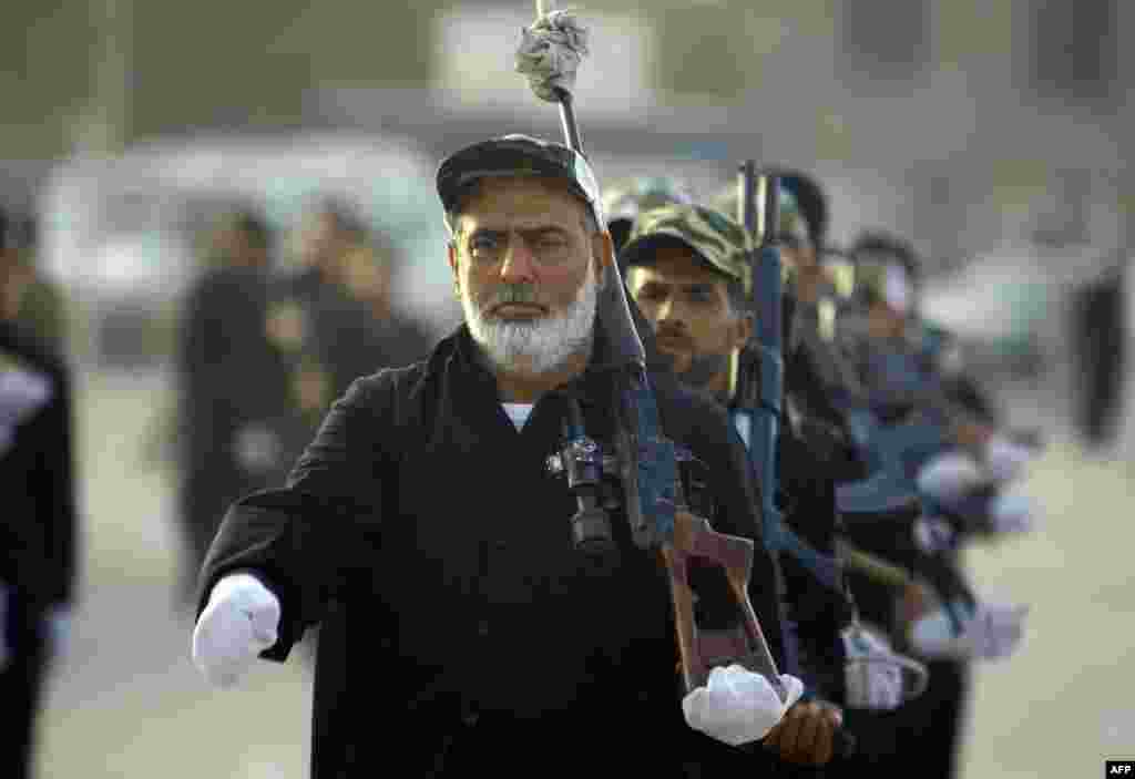 Newly recruited Iraqi volunteers, who have joined to fight against the insurgency, take part in a training session in the southern Shi'ite Muslim shrine city of Najaf. (AFP/Haidar Hamdani)