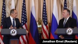 Майк Помпео (ў) ва Сергей Лавров (ч) АҚШ Давлат депарментидаги матбуот анжумани чоғида, 2019 йил 10 декабри.
