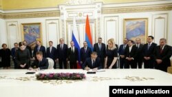 Armenia - Gazprom Chairman Alexei Miller (L) and the chief executive of Armenia's gas distribution network, Vartan Harutiunian, sign an agreement on a 9 percent decrease in the Russian gas price for Armenia, Yerevan, 7Apr2016.