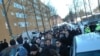 عراقيون يتجمعون في شارع بالعاصمة السويدية ستوكهولم