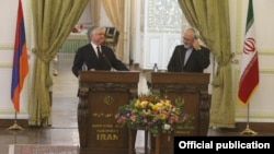 Iran - Foreign Minister Mohammad Javad Zarif (R) and his visiting Armenian counterpart Edward Nalbandian at a joint news conference in Tehran, 5May2014.