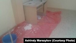 Флаг Кыргызстана на полу в музее Сулайман-Тоо.