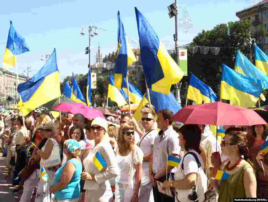 Цього року прапор у Києві підняли 23 серпня. Декілька сотень небайдужих, незважаючи на спеку, прийшли побачити 20-те підняття національного прапора над українською столицею.