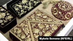 Вышивка в старинной крымскотатарской технике золотого шитья. Она выполняется двусторонней гладью, вышивка получается объемной. Эти экспонаты – сумки, шкатулки и фес – демонстрировали на выставке в Симферополе в феврале 2020 года
