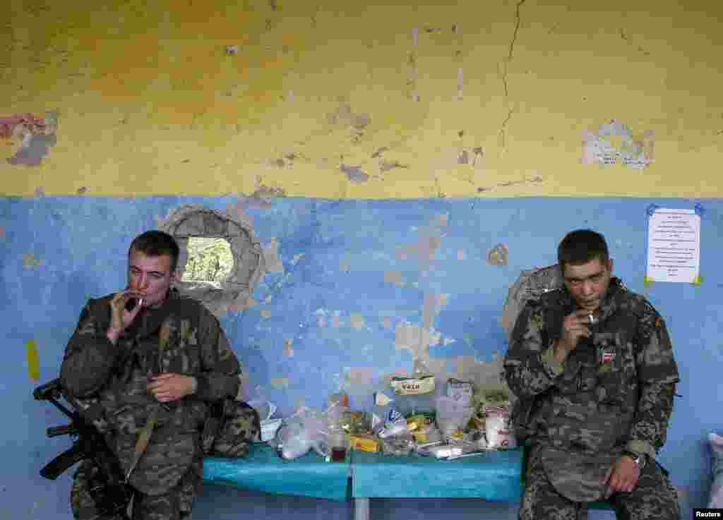 Вояки Нацгвардії на КПП біля селища Слов&#39;яносербськ, Луганської області, 10 вересня 2014 року