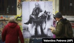 ბულგარეთის დედაქალაქი სოფია, სტანისლავ ბელოვსკის მიერ კედელზე დახატული რუსეთის პრეზიდენტი ვლადიმირ პუტინი, რომელსაც ხელთ საკუთარი გვამი უჭირავს.