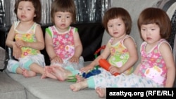 Четверняшки семьи Капар: Жанайша, Бекайша, Нурайша, Гульайша. Алматы, 29 мая 2012 года. 