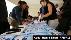 فتيات عراقيات يتقدمن لأداء إختبارات غنائية لبرنامج (أراب آيدل) في أربيل 
