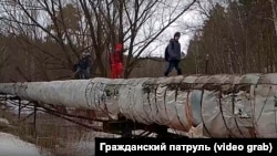 Ученики из Академгородка в Новосибирске вынуждены идти в школу по теплотрассе