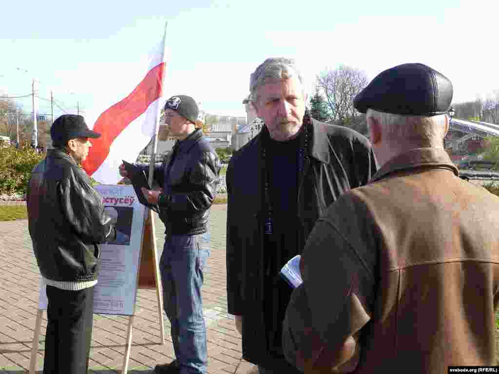 Мілінкевіч зьбірае подпісы за Кастусёва ў Віцебску.