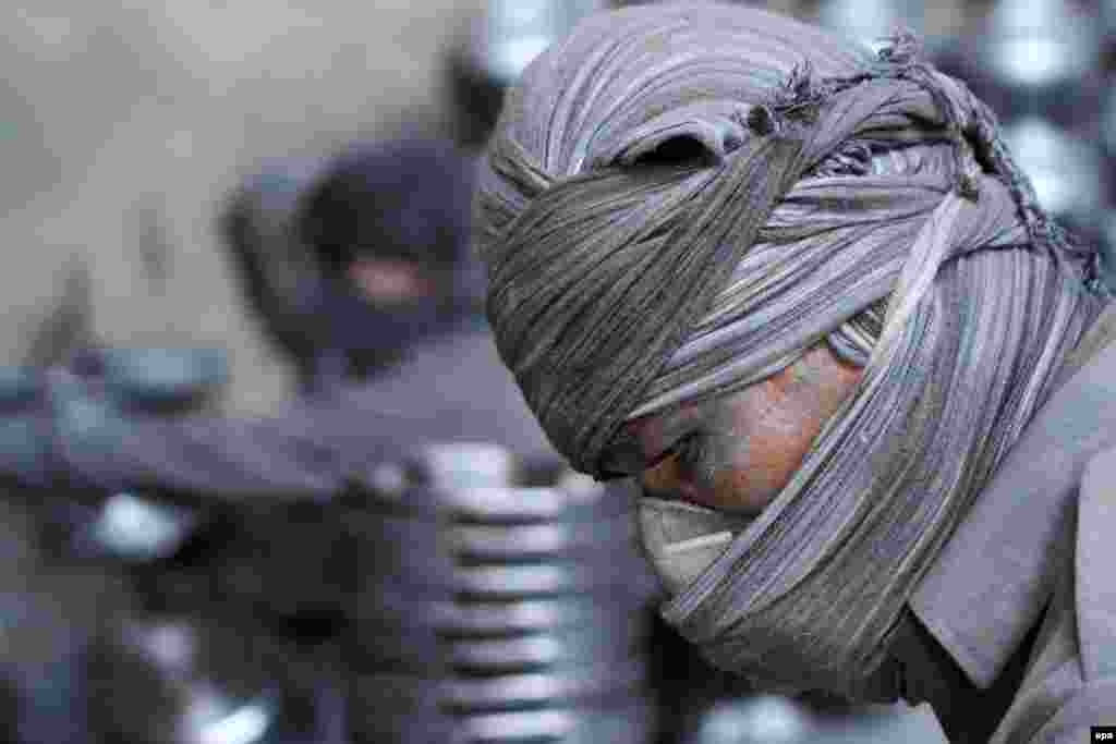 An Afghan at work in an aluminum factory in Herat (epa/Jalil Rezayee)