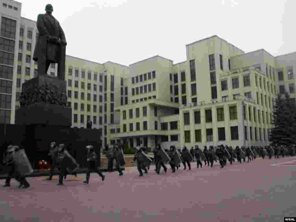 На фоне Леніна