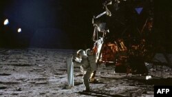 Astronauti amerikan Buzz Aldrin, pak pasi ka arritur në sipërfaqe të Hënës. 20 korrik 1969.

