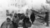 Жители покидают дома, разрушенные немцами. Блокада Ленинграда, 1941 год