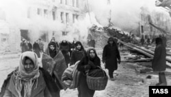 Жители покидают разрушенные дома, декабрь 1941 года