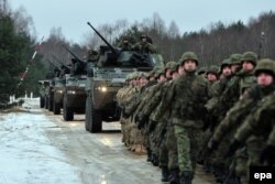 Militari polonezi și americani în timpul unor manevre comune în februarie.