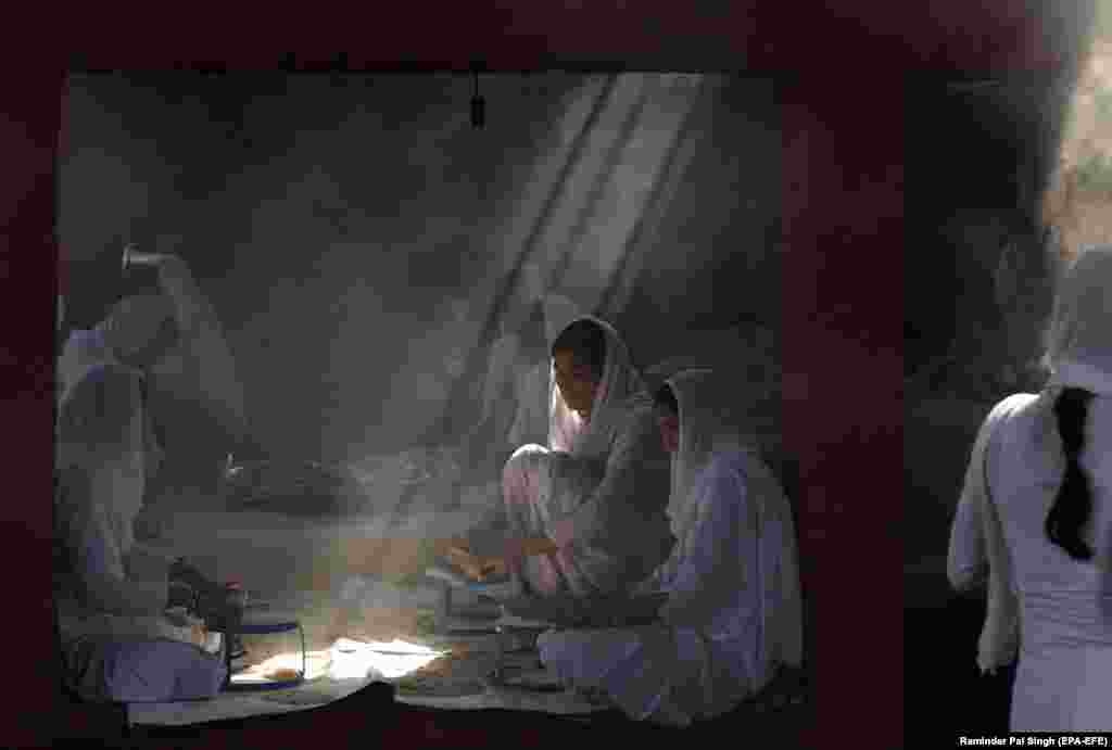 Students prepare food in the kitchen of Baba Aya Singh Riarki College in the village of Tughalwala, India. (epa-EFE/Raminder Pal Singh)