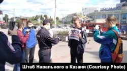 Пикеты в поддержку Алексея Навального в Казани