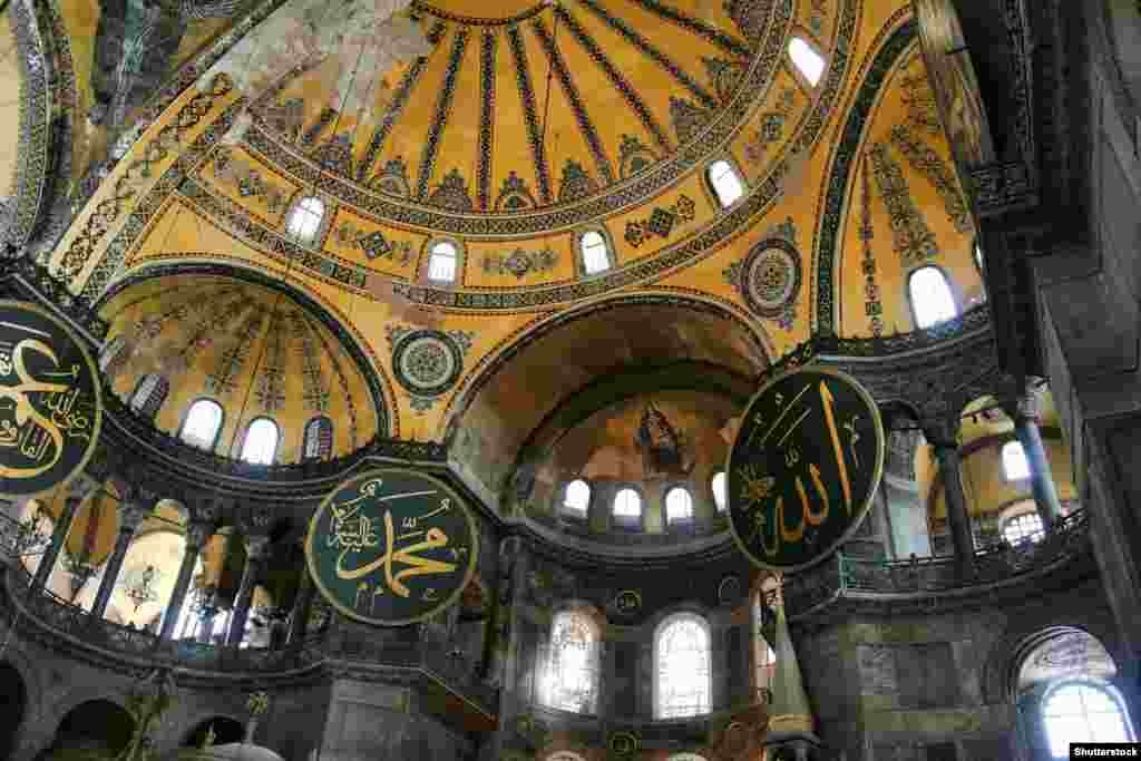 Християнски мозайки (в центъра) на фона на дискове с имената на ранни ислямски лидери и известни мюсюлмански поговорки. След преобразуването на сградата от Ататюрк, тя е символ на светска Турция и мирното съвместно съществуване между различните религии. &nbsp;