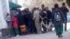 4-5 декабря десятки людей собрались перед банкоматами в разных частях Туркменбаши. (Иллюстративное фото)
