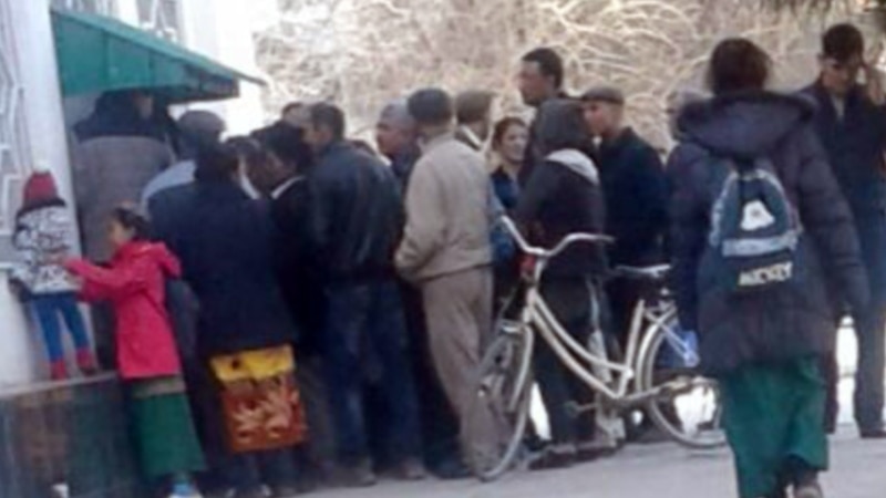 Nagt ýetmezçiligi: Tejenliler kartdaky puly nagtlaşdyrmagyň täze usulyny oýlap tapdylar. Marylylar boş bankomatlaryň öňünde garaşýarlar