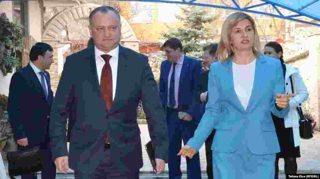 Liderul socialist Igor Dodon şi candidatul pentru funcţia de başcan al autonomiei găgăuze Irina Vlah