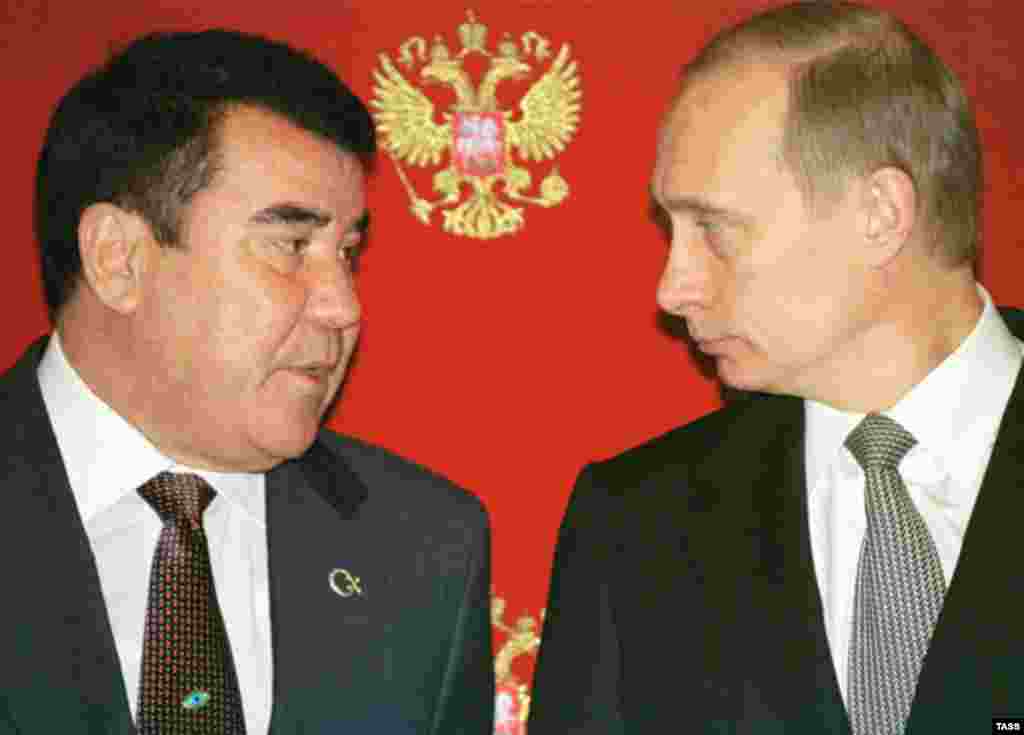 Törkmän prezidentı Saparmurat Niyazov (sulda) Rusiä prezidentı Vladimir Putin belän, April 2002 (TASS)