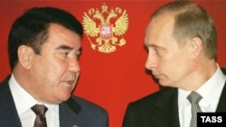 Saparmyrat Nyýazow we Wladimir Putin 2002-nji ýylda