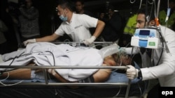 Медики перевозять до лікарні одного з футболістів, що вижив під час авіакатастрофи
