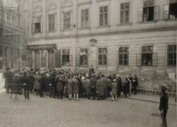 Австрія, Відень, 1927 рік. Відкриття меморіальної таблиці на будинку, де мешкав Іван Пулюй та Пантелеймон Куліш. Її розташували на висоті вище від вікон першого поверху (на фото – над чоловіком-промовцем)