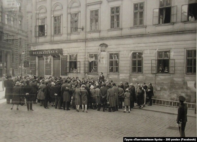 Австрія, Відень, 1927 рік. Відкриття меморіальної таблиці на будинку, де мешкав Іван Пулюй та Пантелеймон Куліш. Її розташували на висоті вище від вікон першого поверху (на фото – над чоловіком-промовцем)