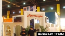 Охраняемый полицейскими павильон Азербайджана на международной книжной ярмарке в Буэнос-Айресе, 29 апреля 2011 г.