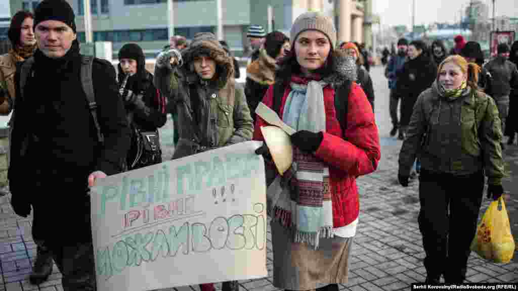 Окрім жінок, в акції взяли участь і чоловіки, що погоджуються із такою позицією