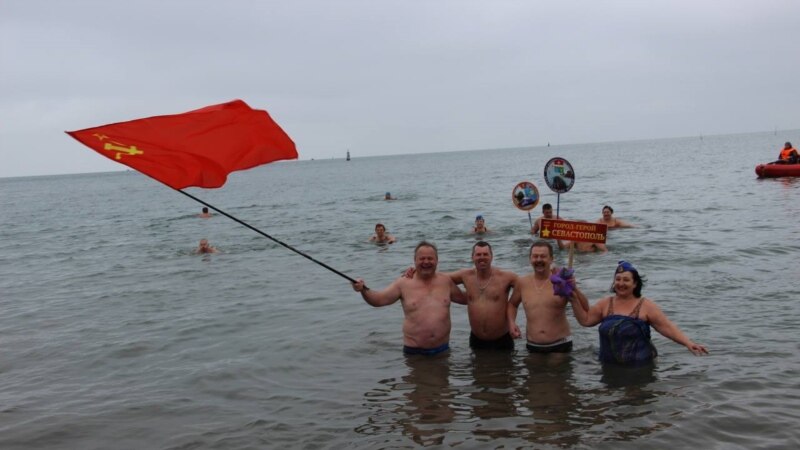 В Феодосии прошел заплыв «моржей» с российскими и советскими флагами (+фото)