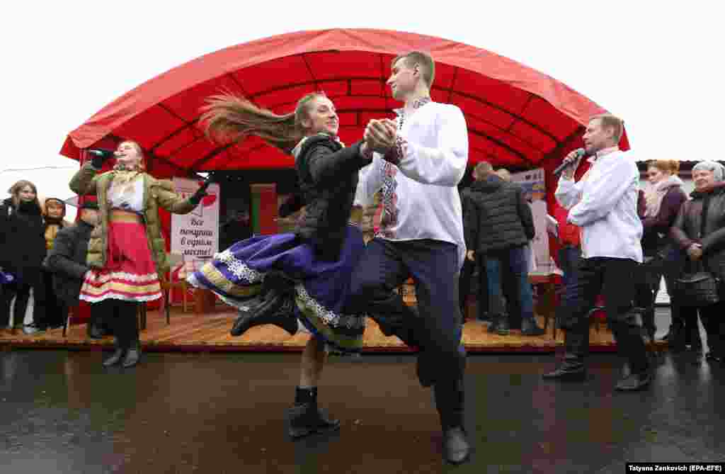 Belarusian artists dance at a local market in Minsk. (epa-EFE/Tatyana Zenkovich)