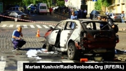 Слідчі оглядають автомобіль, який вибухнув, коли у нього сів журналіст Павло Шеремет. Київ, Україна, 20 липня 2016 року