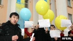 Группа студентов проводит акцию протеста перед офисом здания партии «Нур Отан». Иллюстративное фото. 