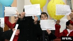 Бір топ студент "Нұр Отан" кеңсесінің алдында наразылық шарасын өткізіп тұр. Алматы, 3 қаңтар 2009 жыл. (Көрнекі сурет).
