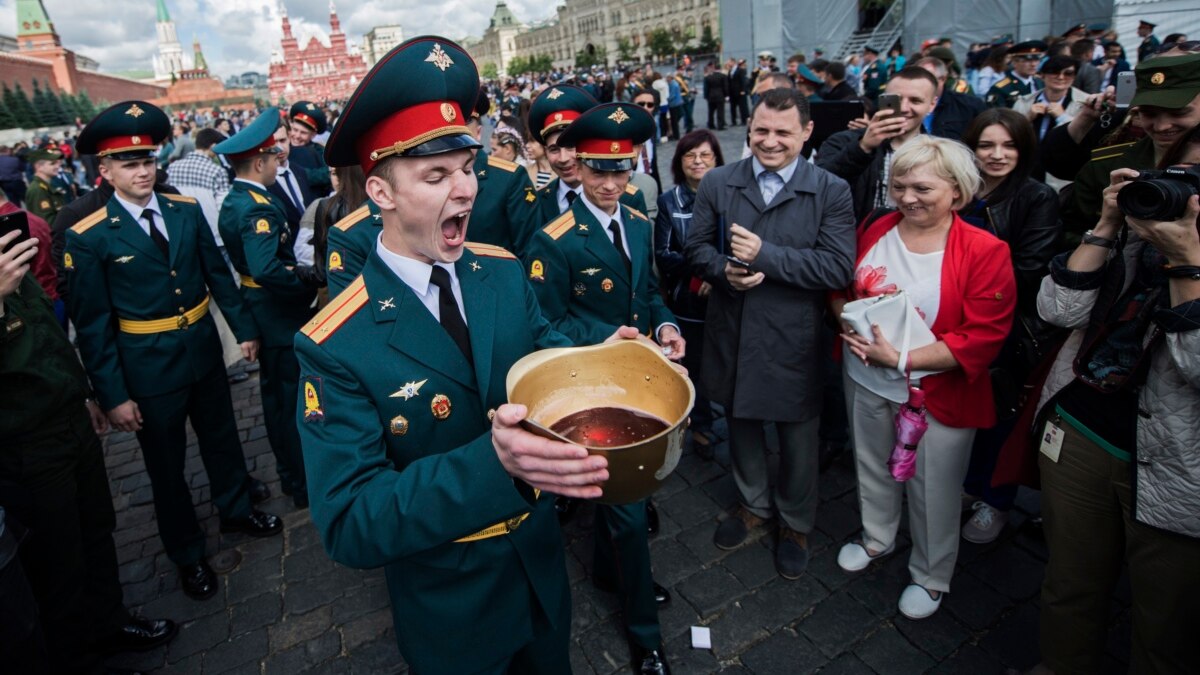 Выпуск события. Выпускной военных. Выпускники ВУМО. Традиции военных училищ. Выпускной из военного вуза.