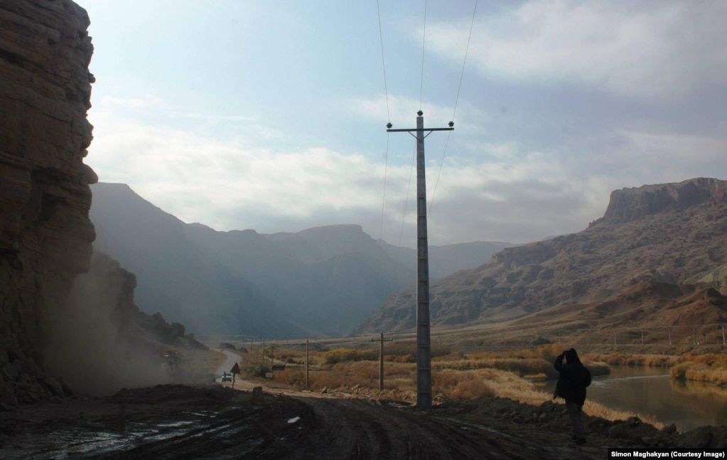 The road in Iran that runs alongside the border with Azerbaijan’s Naxcivan exclave. The site where Julfa stood is visible in the background on the right of the photo.