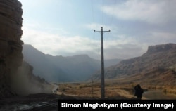 Автомобільна дорога на іранському боці Араксу на кордоні з азербайджанською Нахічеванню. Місце, де був цвинтар Джульфи, – похиле плато і пагорби вдалині в центрі і правій частині фото
