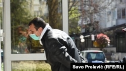 Privođenje osumnjičenog za objavljivanje spiskova inficiranih korona virusom u Crnoj Gori
