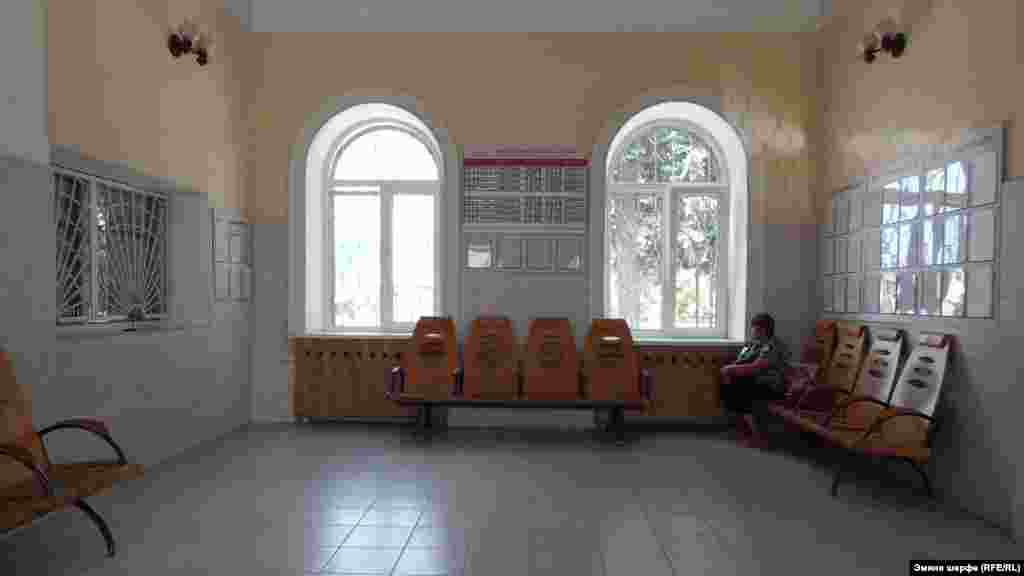 Пустующий зал ожидания на железнодорожной станции в Бахчисарае