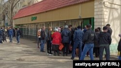 Очередь у банка в Уральске. 16 апреля 2020 года.