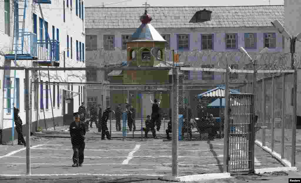 Krasnoyarskda yüksək təhlükəsizlik sistemli həbsxanada məhbuslar açıq havada. 13 may 2011