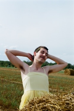 Дмитрий Богер во время фотосессии в платье. Фото: Алина Шамалова