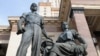 Скульптурное изображение советских студентов у главного корпуса МГУ
