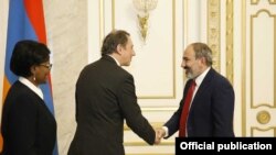 Встреча премьер-министра Армении Никола Пашиняна (справа) с вице-президентоа Всемирного банка по региону Европы и Центральной Азии Сирилом Мюллером, Ереван, 15 марта 2019 г. 