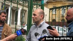 Activistul Cristian-Mihai Dide discută cu jurnaliştii după ce a ieşit de la secţia de poliţie.